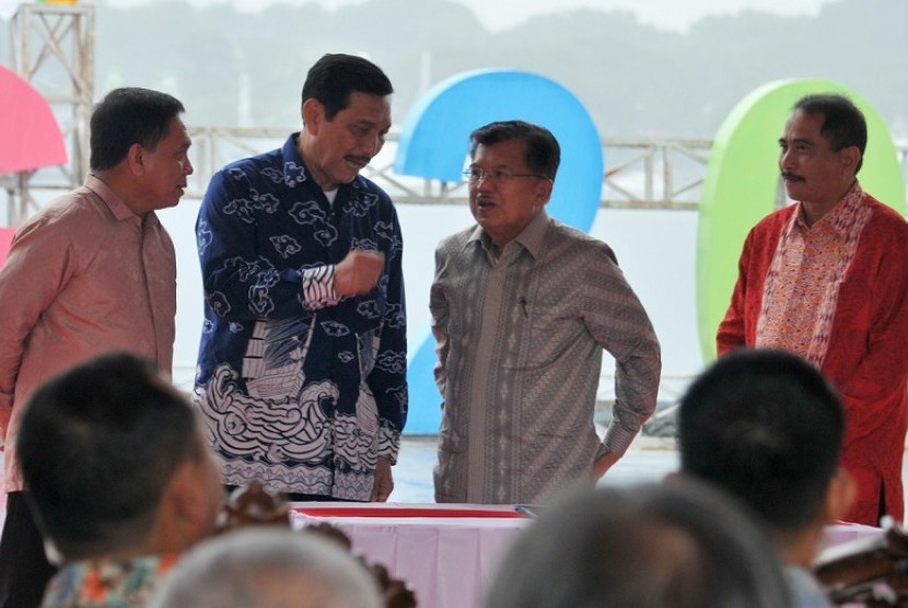 Wapres Jusuf Kalla (kedua kanan) berbincangan dengan Menko Maritim Luhut Pandjaitan (kedua kiri) disaksikan Menteri Pariwisata, Arief Yahya (kanan) dan Gubernur Aceh Irwandi Yusuf (kiri) saat pembukaan kegiatan pucak Sail Sabang, di Pelabuhan Sabang, Aceh, Sabtu (2/12). Sail Sabang berlangsung dari tanggal 28 november hingga 5 Desember 2017. 