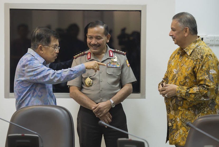  Wapres Jusuf Kalla (kiri) berbincang dengan Kapolri Jenderal Pol. Badrodin Haiti (tengah) dan Dirut PLN Sofyan Basir (kanan) sebelum mengikuti rapat kabinet terbatas di Kantor Kepresidenan, Jakarta, Kamis (25/6).