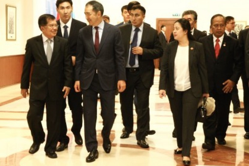 Wapres Jusuf Kalla (kiri) berbincang dengan PM Kazakhstan Bakytzhan Sagintayev (ketiga kiri) saat mengadakan pertemuan di Astana, Kazakhstan, Sabtu (9/9). Tampak hadir pula Menteri Koordinator Bidang Pembangunan Manusia dan Kebudayaan (Menko PMK) Puan Maharani (kedua kanan), Menristek Dikti Mohamad Nasir (kanan)  Pertemuan tersebut membahas penguatan kerja sama bilateral Indonesia-Kazakhstan. 