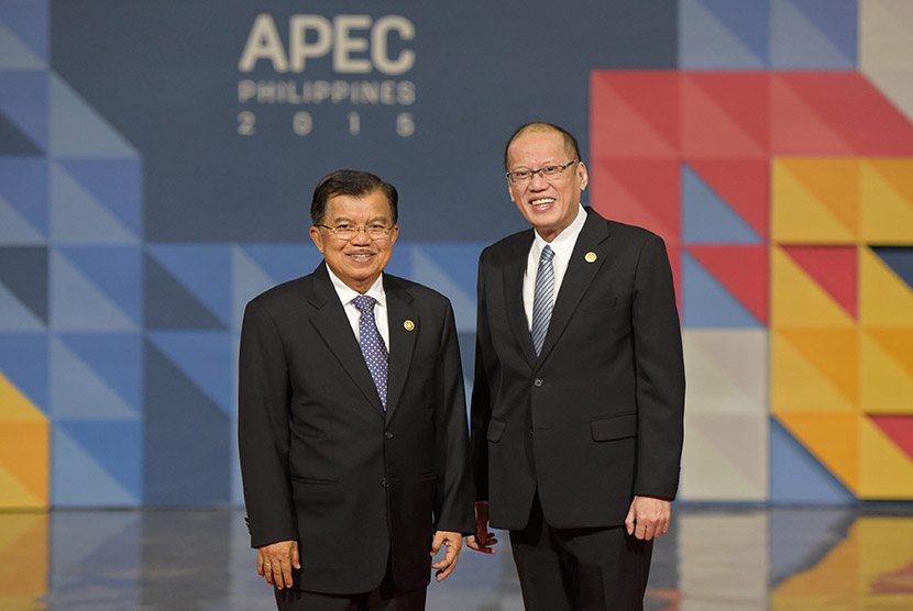 Wapres Jusuf Kalla (kiri) berfoto bersama Presiden Filipina Benigno S. Aquino III (kanan) pada Konferensi Tingkat Tinggi Kerja Sama Ekonomi Asia Pasifik (APEC), di Manila, Filipina, Kamis (19/11).