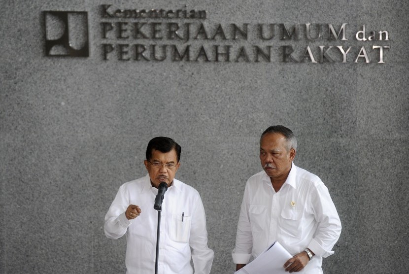 Wapres Jusuf Kalla (kiri) didampingi Menteri PU dan Perumahan Rakyat (PUPR) Basuki Hadimoeljono (kanan) memberikan keterangan usai mengikuti rapat bersama jajaran pegawai Kemen-PUPR dalam rangka kunjungan kerja di Kantor Kemen-PUPR, Jakarta, Selasa (7/4).