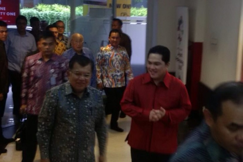 Wapres Jusuf Kalla (kiri) tiba di kantor KOI, Jakarta, Sabtu (25/3). Terlihat Ketua KOI, Erick Thohir (kanan) menyambut Kalla. 