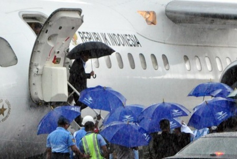 Wapres Jusuf Kalla (kiri) turun dari pesawat sebelum bertolak ke Manila, Filipina untuk menghadiri KTT APEC, Selasa (17/11)