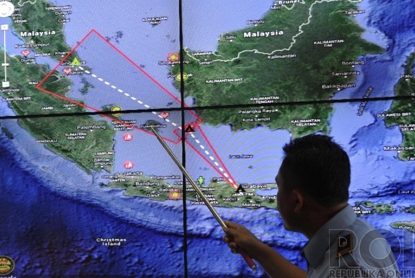   Petugas Basarnas menjelaskan proses pencarian pesawat AirAsia QZ 8501 yang hilang kontak di Pusat Informasi Basarnas Jakarta, Ahad (28/12). (Republika/Edwin Dwi Putranto)
