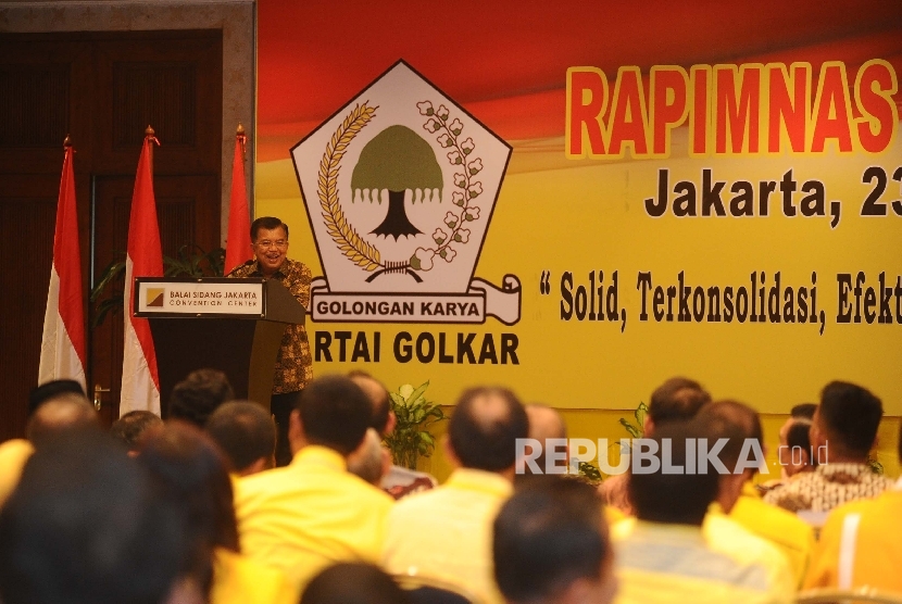  Wapres Jusuf Kalla memberikan pidato politik saat menutup Rapimnas Partai Golkar di Jakarta, Senin (25/1) malam.  (Republika/Tahta Aidilla)