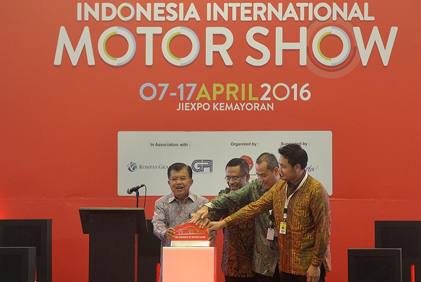 Wapres Jusuf Kalla membuka pameran otomotif Indonesia International Motor Show (IIMS) 2016 di JIEXPO Kemayoran, Jakarta Pusat, Kamis (7/4). 