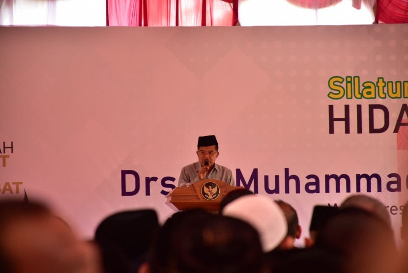 Vice President Jusuf Kalla delivers a speech at the opening of the Da'i National Gathering at the Hidayatullah Islamic Boarding School in Balikpapan, East Kalimantan, Thursday (Nov 22).
