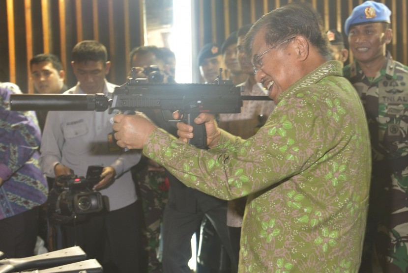  Wapres Jusuf Kalla menembak dengan senapan serbu HK MP7 ketika mengunjungi Makas Pasukan Pengamanan Presiden (Paspampres) di Tanah Abang, Jakarta, Jumat (29/5).