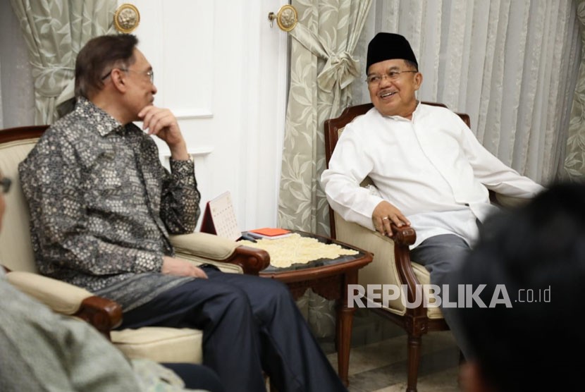 Wapres Jusuf Kalla menerima kedatangan Pemimpin Oposisi Malaysia Anwar Ibrahim, Ahad (20/5) malam di kediaman dinas Wapres di Jakarta.