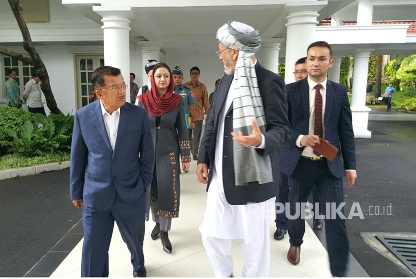 Wapres Jusuf Kalla menerima Mohammad Karim Khalili Pimpinan High Peace Council (HPC) Afghanistan di Istana Wapres, Rabu (22/11).