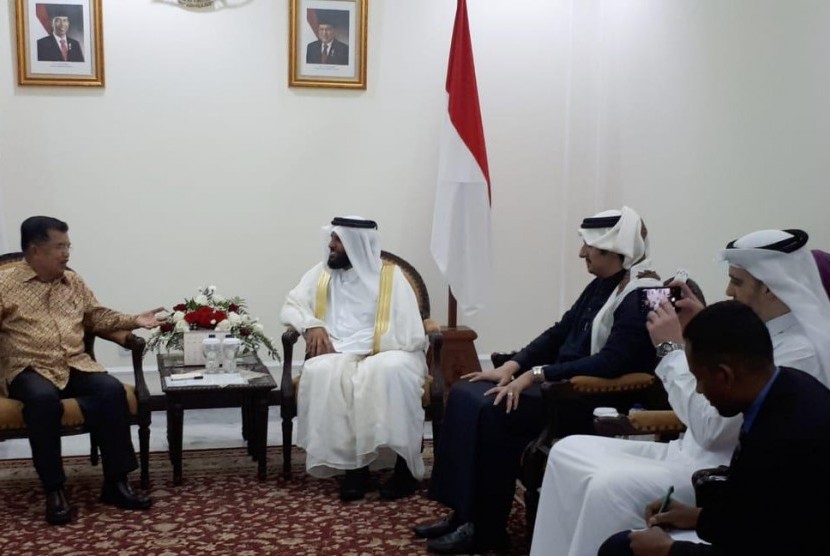 Wapres Jusuf Kalla menerima Sekjen Dewan Keluarga Kerajaan Qatar Sheikh Abdul Aziz bin Abdul Rahman Al Thani di Kantor Wapres, Selasa (8/1)