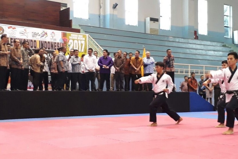 Wapres Jusuf Kalla mengunjungi persiapan atlet taekwondo yang akan berlaga di Asian Games 2018, di Sentra Latihan Taekwondo GOR POPKI, Cibubur, Jakarta, Selasa (18/7).