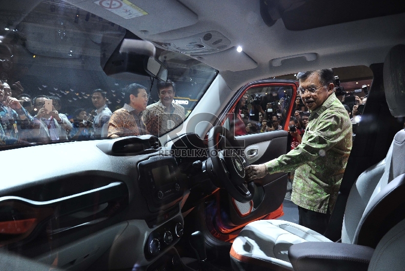  Wapres Jusuf Kalla mengunjungi stan usai membuka Indonesia Internasional Motor Show ke 10 di JIEXPO, Jakarta, Rabu (19/8).