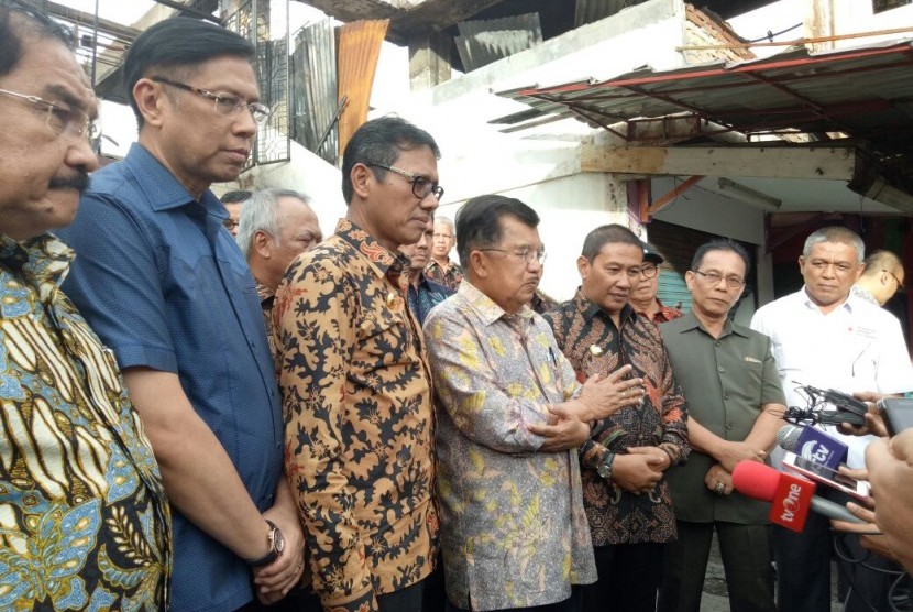 Wapres Jusuf Kalla meninjau langsung kondisi terkini Pasar Atas Bukittinggi yang terbakar pekan lalu. Kunjungan kerja pada Sabtu (4/11) tersebut juga dihadiri oleh sejumlah menteri Kabinet Kerja. 