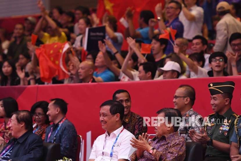 Wapres Jusuf Kalla menyaksikan pertandingan tenis meja antara tim tenis meja Cina melawan tim tenis meja Korea Utara dalam babak final tenis meja beregu putri Asian Games 2018 di JIExpo Kemayoran, Jakarta, Selasa (28/8). 