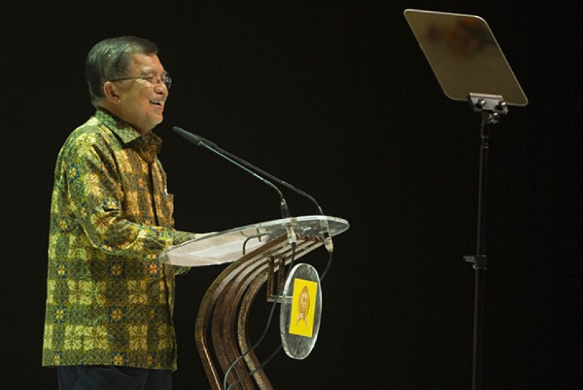 Wapres Jusuf Kalla menyampaikan sambutan pada acara HUT Partai Golkar ke-50 di JIExpo Kemayoran, Jakarta Pusat, Selasa (28/10) malam. 