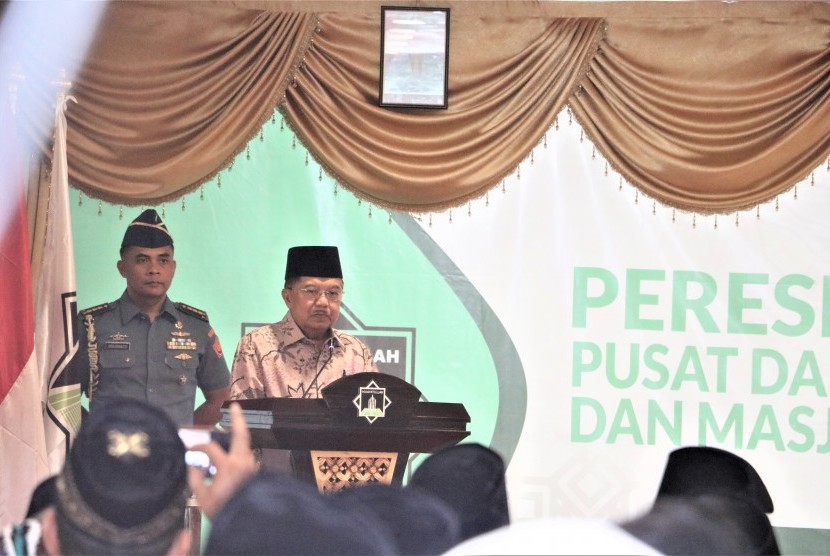 Wapres Jusuf Kalla meresmikan Gedung Dakwah Hidayatullah di Jakarta, Jumat (11/10).