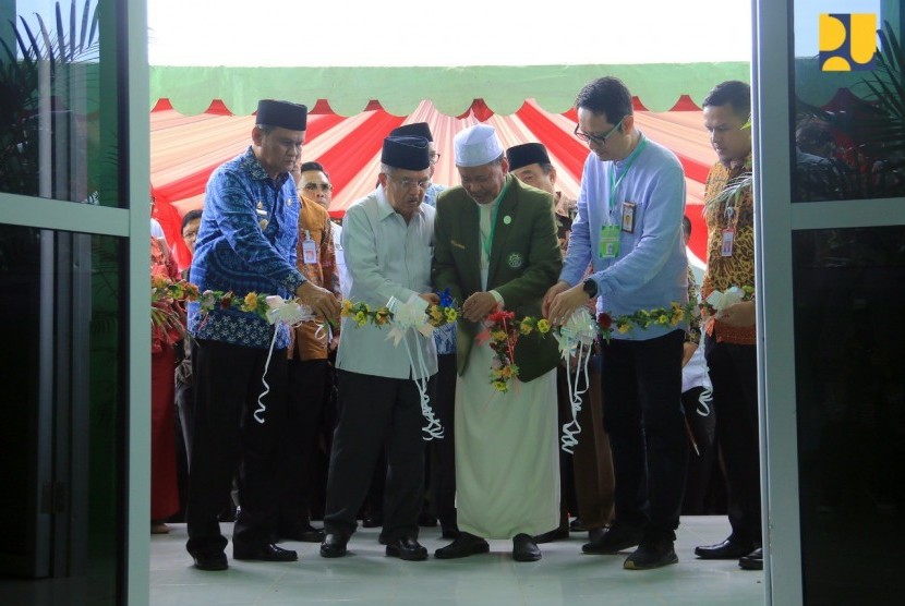 Wapres Jusuf Kalla pada acara Peresmian Rusun Ponpes Darud Da’wah Wal Irsyad (DDI) Mangkoso, di Kelurahan Mangkoso, Kecamatan Soppeng Riaja. 