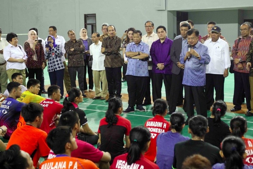 Wapres Jusuf Kalla saat memberikan pengarahan kepada atlet bulu tangkis Indonesia di Pelatnas Cipayung, Selasa (3/10).