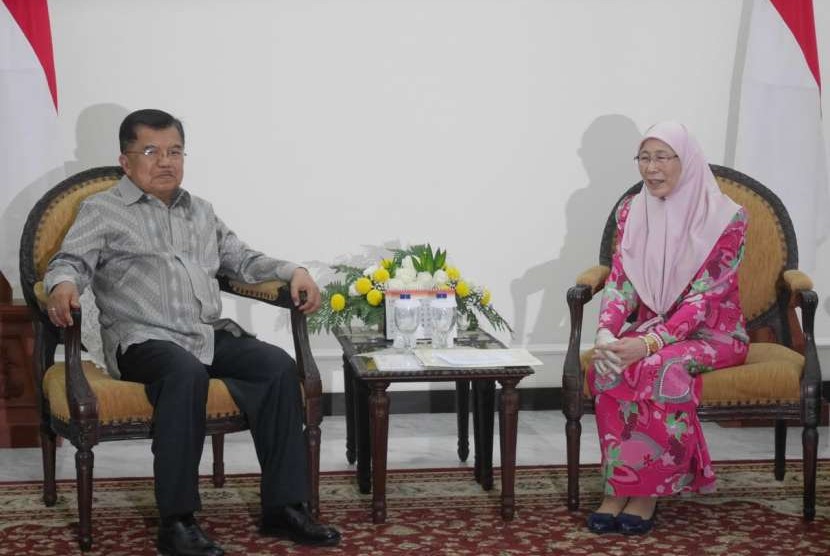 Wapres Jusuf Kalla saat menerima Dato' Seri Dr. Wan Azizah Dr Wan Ismail Deputy Prime Minister of Malaysia di kantor Wapres, Jakarta, Selasa (9/10).