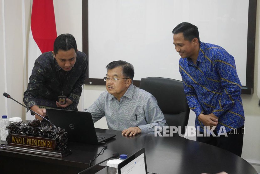 Wapres Jusuf Kalla saat penyampaian SPT Pajak melalui e-Filing di kantor Wapres, Jakarta