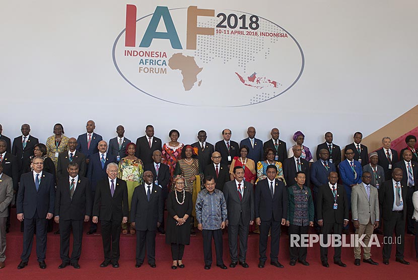 Vice President Jusuf Kala (center) along with some ministers photographed with the heads of delegates of African countries in the opening of the Indonesia-Africa Forum 2018 in Nusa Dua, Bali, Tuesday (April 10).