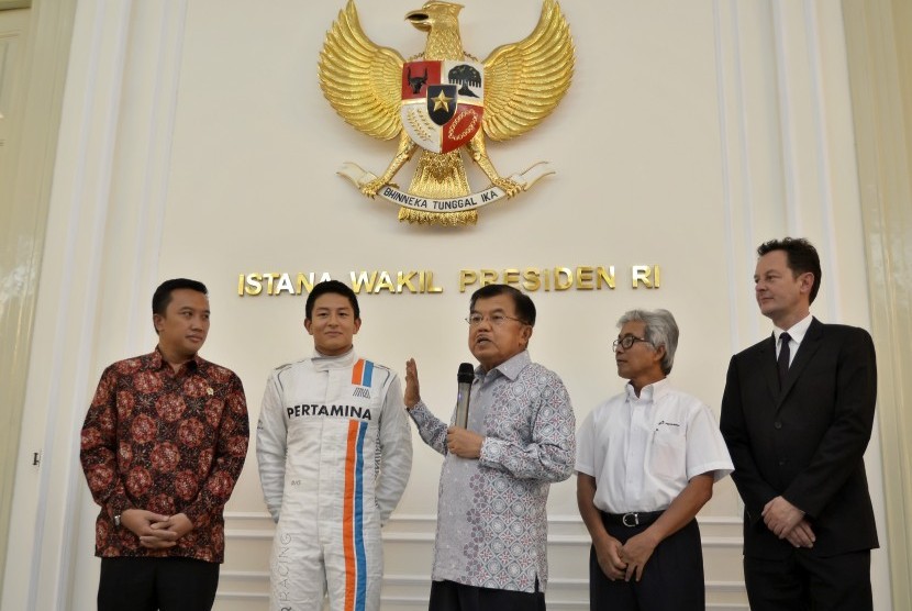 Wapres Jusuf Kalla (tengah) bersama Pembalap Formula 1 dari tim Manor Racing Rio Haryanto (kedua kiri), Menpora Imam Nachrawi (kiri), Dirut Pertamina Dwi Soetjipto (kedua kanan) serta Manajer Rio Haryanto, Piers Hunnissets (kanan) memaparkan persiapan menu