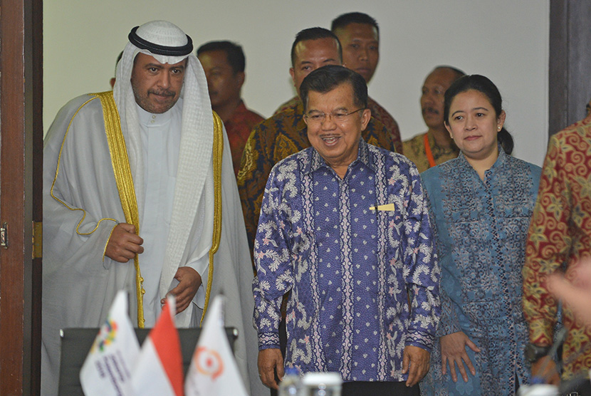 Wapres Jusuf Kalla (tengah).