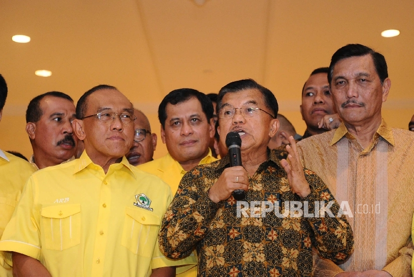  Wapres Jusuf Kalla (tengah), Ketum Partai Golkar Aburizal Bakrie (kiri), Menko Polhukam Luhut B Panjaitan (kanan) berbicara kepada media usai menutup Rapimnas Partai Golkar di Jakarta, Senin (25/1) malam. (Republika/Tahta Aidilla)