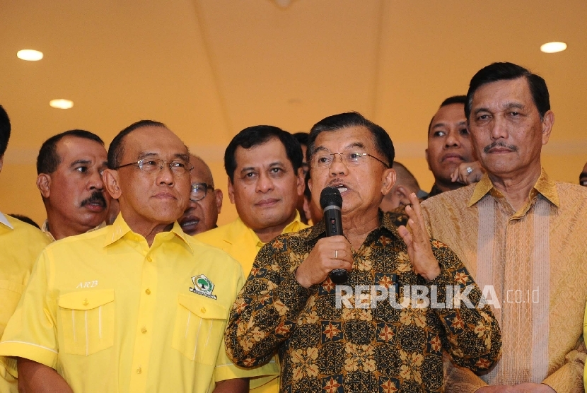 Wapres Jusuf Kalla (tengah), Ketum Partai Golkar Aburizal Bakrie (kiri), Menkopolhukam Luhut B Panjaitan (kanan) berbicara kepada media usai menutup Rapimnas Partai Golkar di Jakarta, Senin (25/1)malam.