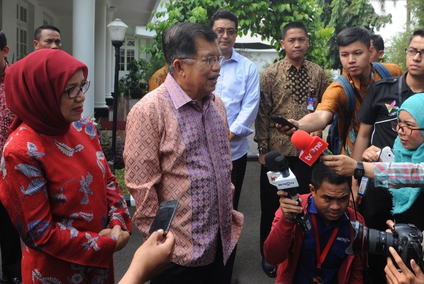  Wapres Jusuf Kalla (tengah) memberikan keterangan kepada wartawan seusai pulang dari Rumah Sakit Cipto Mangunkusumo (RSCM) di Rumah Dinas Wapres, Menteng, Jakarta, Kamis (10/9). 