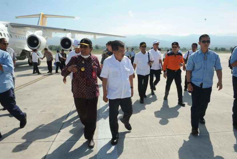 Wapres Jusuf Kalla tiba di Bandara Mutiara SIS Al Juftie Palu, Sulawesi Tengah, Jumat (5/10/18) saat tinjau dampak gempa dan tsunami di Palu-Donggala-Sigi.