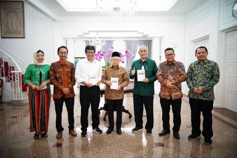 Wapres KH Ma'ruf Amin menerima Tim Center for Strategic Policy Studies (CSPS) Sekolah Kajian Stratejik dan Global Universitas Indonesia (SKSG UI) di kediaman resmi Wapres, Jalan  Diponegoro nomor  2 Jakarta, Rabu (14/9/2022).