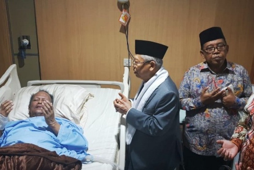 Wapres KH Maruf Amin menjenguk Waketum MUI Prof Yunahar Ilyas. Prof Yunahar tutup usia pada Kamis (2/1) malam sekitar pukul 23.47 WIB.