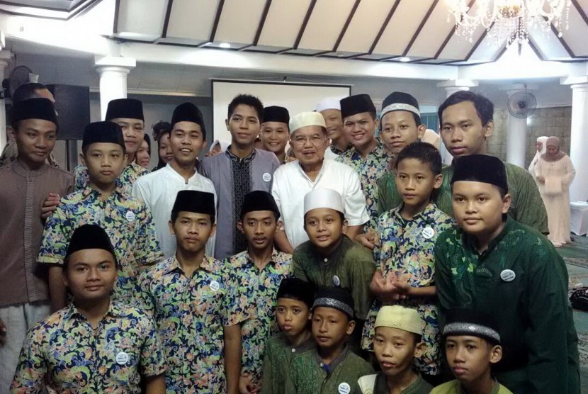 Wapres M. Jusuf Kalla buka bersama dengan anak asuh Rumah Yatim di kediamannya Jl. Brawijaya Raya No. 6, Jakarta Selatan.