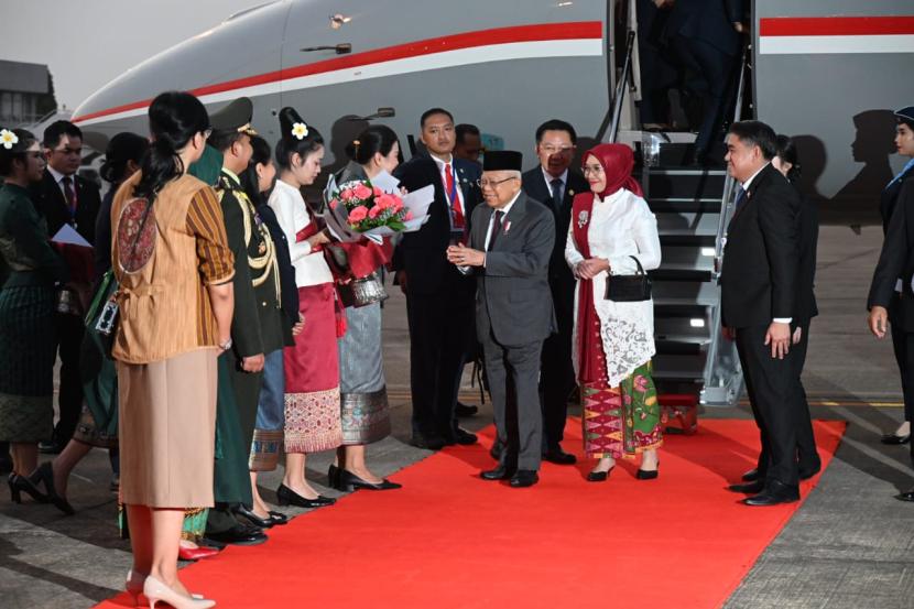 Wapres Maruf Amin dan Ibu Wury Maruf Amin tiba di Bandara Internasional Wattay, Vientiane, Laos, Selasa (8/10/2024). Wapres akan memimpin delegasi Indonesia di KTT ASEAN 2024.