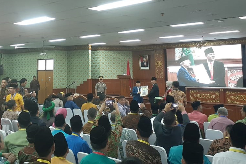  Wapres Ma'ruf Amin mendapat penganugerahan gelar Bapak Ekonomi Syariah Indonesia dari Universitas Islam Negeri (UIN) Sultan Syarif Kasim (Suska) Riau, Jumat (6/3). 