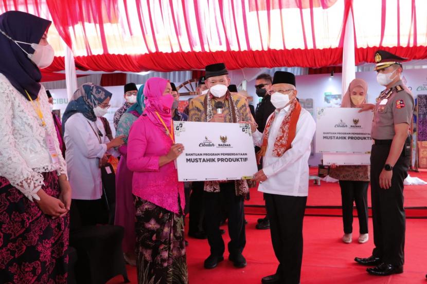 Wapres Maruf Amin saat berkunjung ke Kampung Batik Cibuluh binaan Baznas yang terletak di Kota Bogor pada Rabu (8/6/2022).