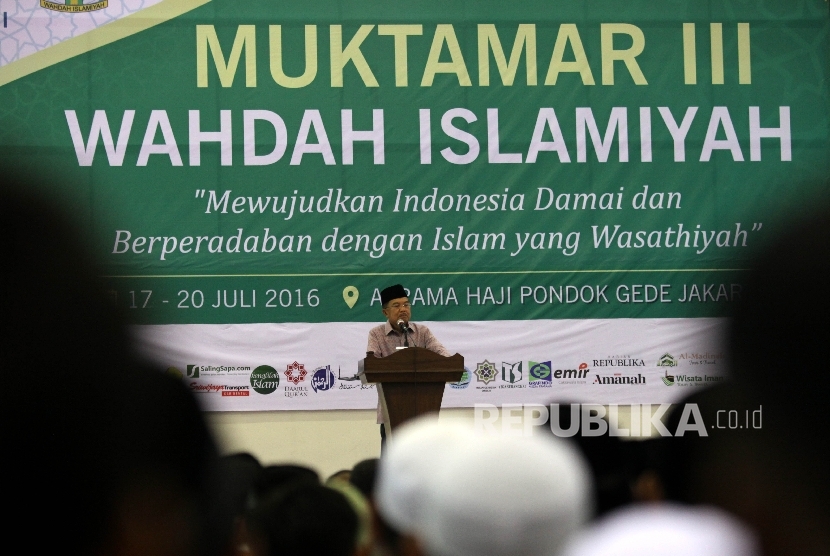 Wapres RI Jusuf Kalla menyampaikan pidatonya saat menghadiri Muktamar III Wahdah Islamiyah di Asrama Haji Pondok Gede, Jakarta, Selasa (19/7).Republika/Rakhmawaty La'lang