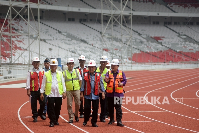 Wapres RI Jusuf Kalla (tengah) didampingi Meteri PUPR Basuki Hadimuljono (ketiga kiri) dan Ketua Komite Penyelenggara Asian Games Indonesia (INASGOC) Erick Thohir (kanan) meninjau proses renovasi Stadion Utama Gelora Bung Karno (SUGBK) di Senayan, Jakarta, Selasa (3/10).