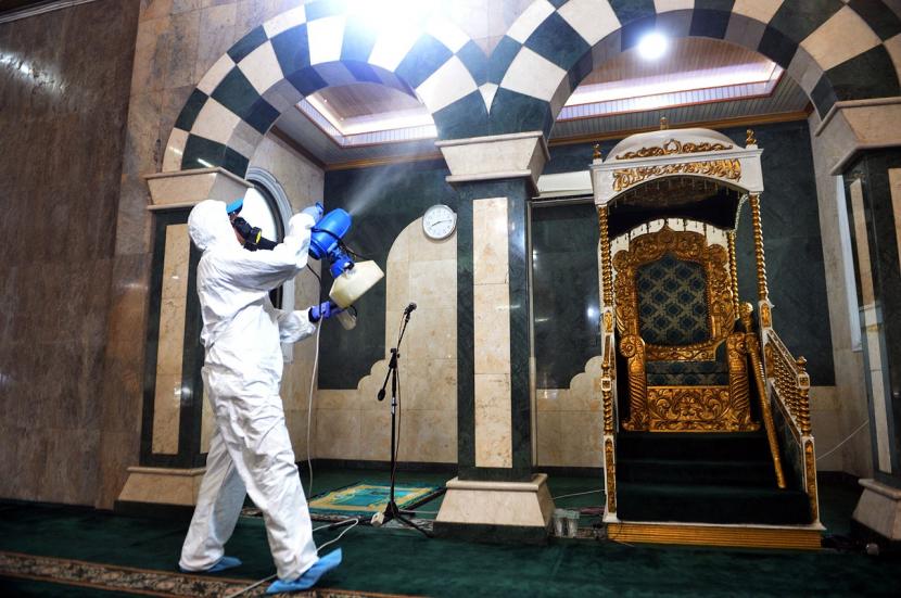 Wapres RI ke 10 dan 12 yang juga sebagai Ketua Umum Dewan Masjid Indonesia Jusuf Kalla menyaksikan langsung Kick Off Gerakan Semprot Disinfektan 10.000 Masjid Antisipasi Penyebaran Virus Corona Covid-19 di Masjid Jami