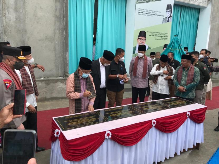 Wapres RI ke 10 dan ke 12 yang juga Ketua DMI Jusuf Kalla saat meresmikan Masjid Tablighiyah, Garegeh, Kota Bukittinggi, Sumatra Barat, Jumat (18/3/2022). JK mengatakan Indonesia tak seperti Malaysia yang bisa menyeragamkan aturan adzan.