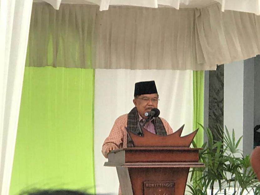 Wapres RI ke 10 dan ke 12 yang juga Ketua DMI Jusuf Kalla saat meresmikan Masjid Tablighiyah, Garegeh, Kota Bukittinggi, Sumatra Barat, Jumat (18/3)|