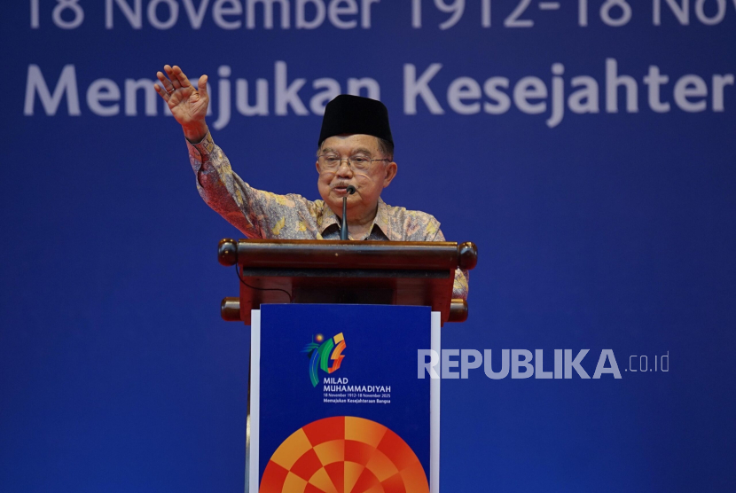Wapres RI keenam dan ke-10 Jusuf Kalla dalam acara puncak Resepsi Milad ke-113 Muhammadiyah di Bandung, Jawa Barat.