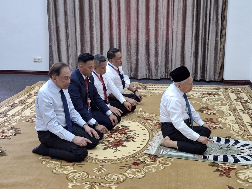 Wapres RI Maruf Amin dan PM Malaysia Anwar Ibrahim melaksanakan sholat berjamaah di sela KTT ASEAN di Laos, Rabu (9/10/2024).