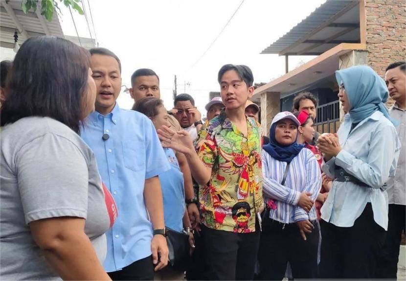 Wapres Terpilih Gibran Rakabuming Raka bersama pasang Respati Ardi-Astrid Widayani melakukan blusukan di Kampung Mutihan, Kelurahan Sondakan, Kecamatan Laweyan, Kota Solo, Jawa Tengah, Selasa (10/9/2024).