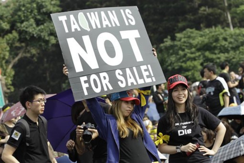 Warga Taiwan menuntut terbebasnya Taiwan dari Cina sebagai negara.