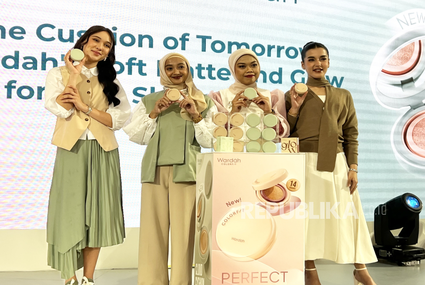 Wardah meluncurkan Wardah Colorfit Perfect Glow Cushion di Senayan City, Jakarta, pada Sabtu (30/11/2024).