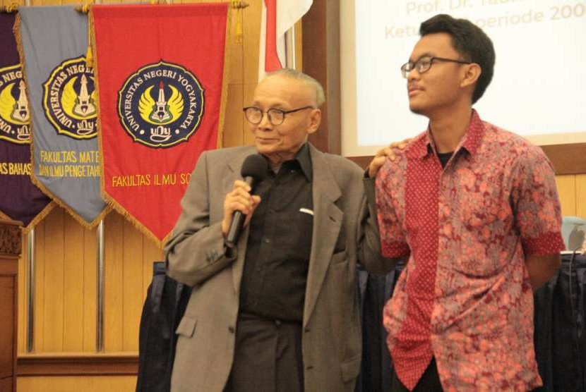 Wardiman Djojonegoro (kiri) saat mengisi seminar nasional di Universitas Negeri Yogyakarta (UNY).