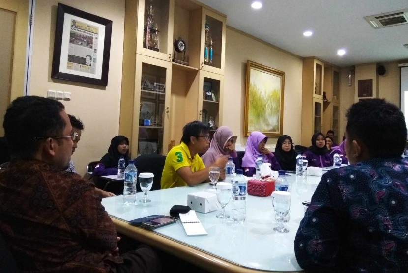 Waredpel Republika Online Joko Sadewo memaparkan proses berita di Republika Online saat menerima kunjungan mahasiswa UMY, Jakarta, Kamis (16/11).